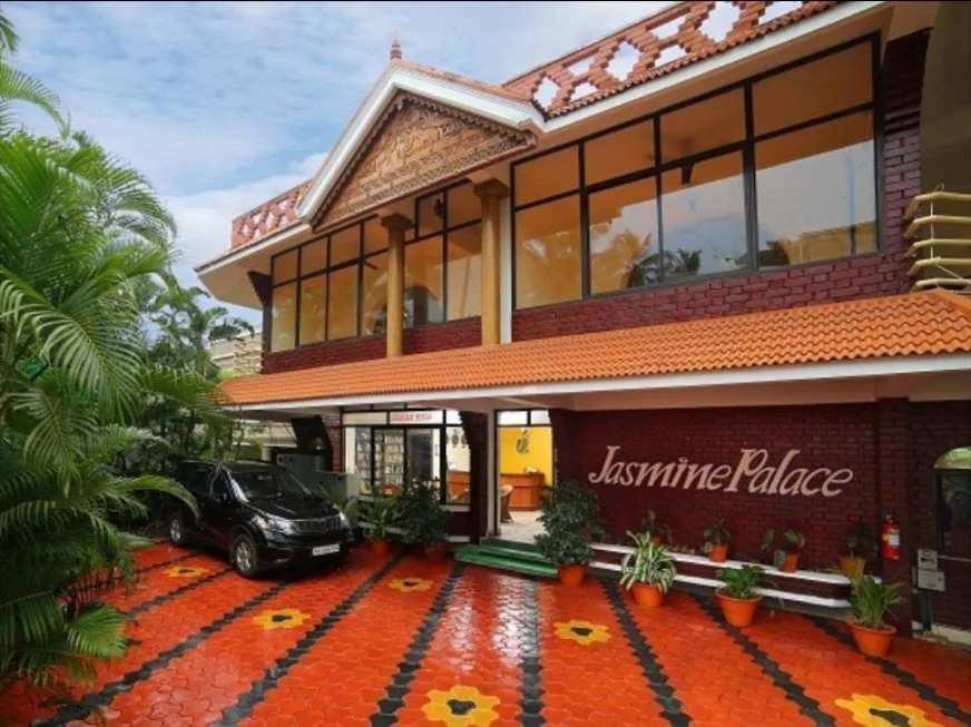 Hotel Jasmine Palace poolside