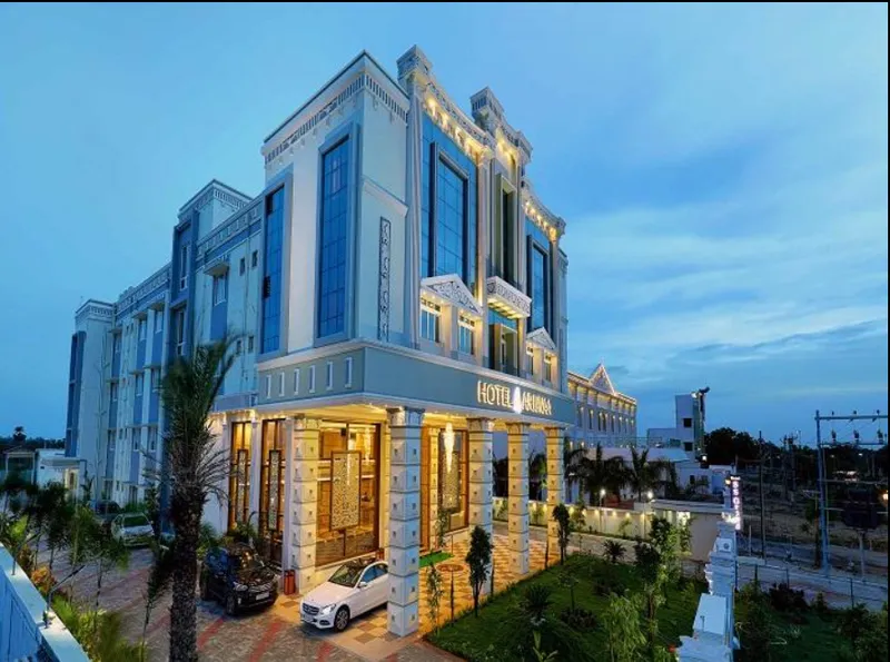 Hotel Arjuna entrance and facilities