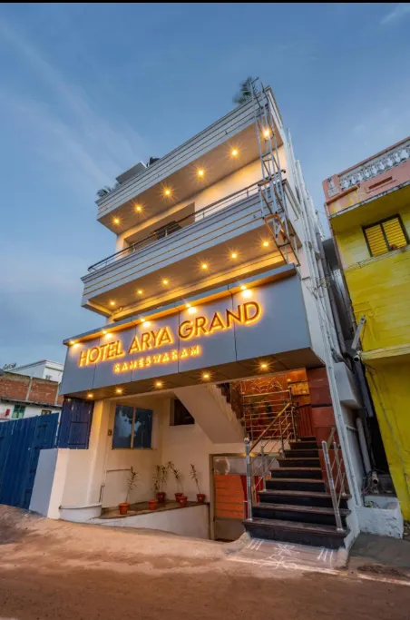 Hotel Arya Grand entrance and facilities